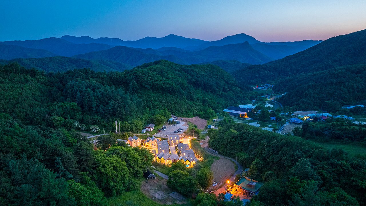 산자락에 자리한 단지