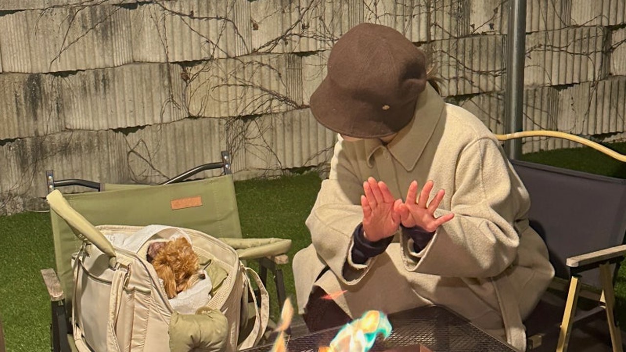 화로대 앞에 앉은 모습