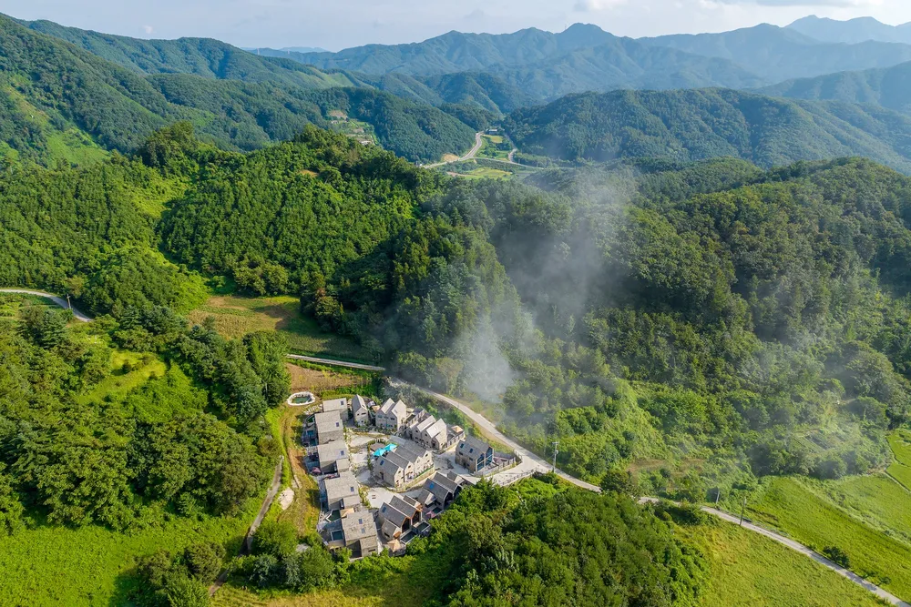 산과 계곡 사이에 자리한 반스힐리조트 항공 사진 — 반스힐리조트