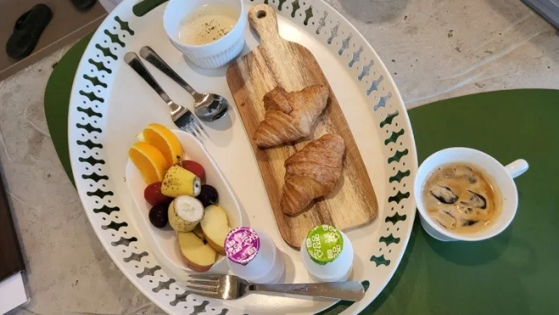 객실로 배달되는 조식 룸서비스 — 반스힐리조트