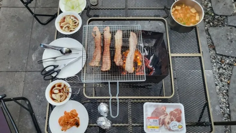 객실 개별 바비큐장에 차린 저녁 상 — 반스힐리조트