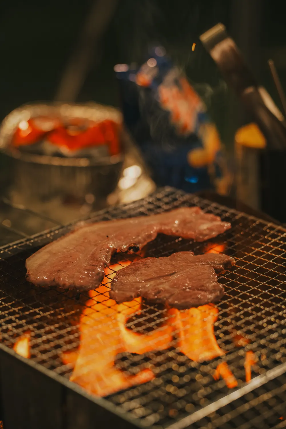 개별 바비큐장 석쇠 위에서 익는 고기 — 반스힐리조트