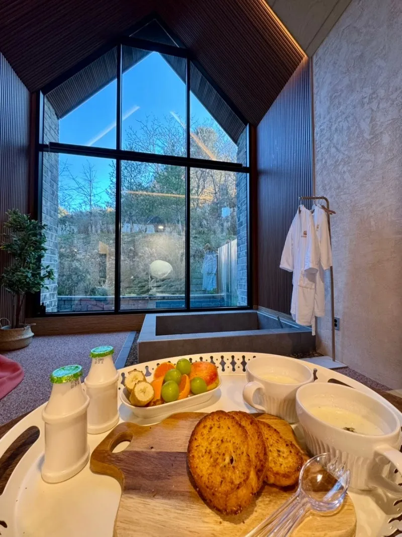 통창 앞 자쿠지 옆에 차린 아침 — 조식 룸서비스 — 반스힐리조트