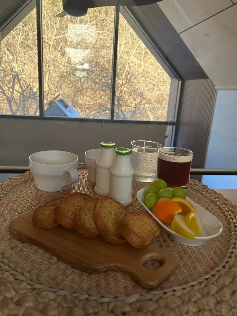 통창 앞에 차린 아침 쟁반 — 반스힐리조트
